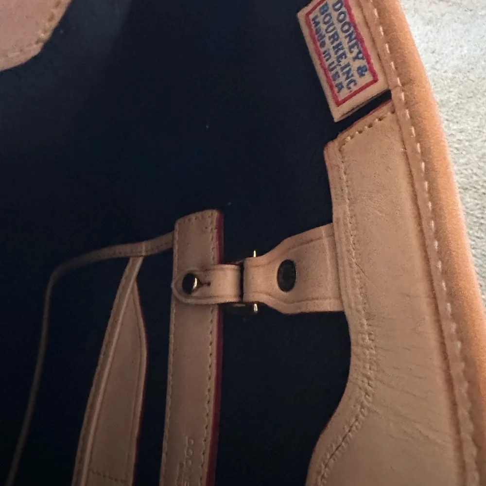 Dooney & Bourke
DOONEY & BOURKE VINTAGE CABRIOLET BUCKET BAG in Hunter Green - Picture 9 of 10